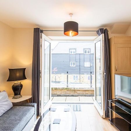 1-Bedroom Apartment With Balcony, Ходесдън Екстериор снимка