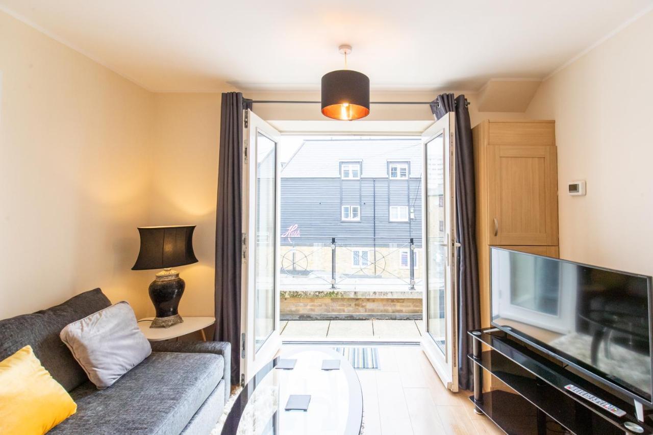 1-Bedroom Apartment With Balcony, Ходесдън Екстериор снимка