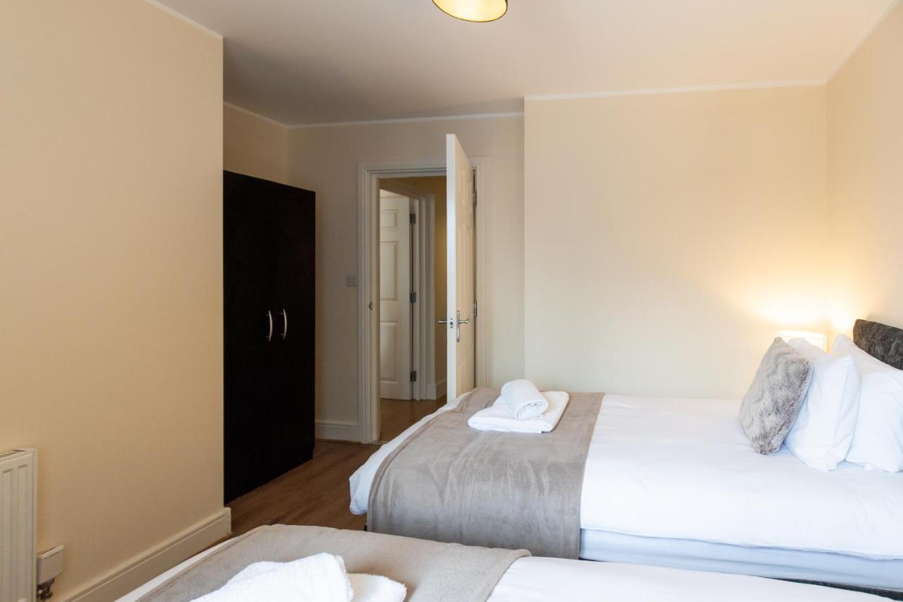 1-Bedroom Apartment With Balcony, Ходесдън Екстериор снимка