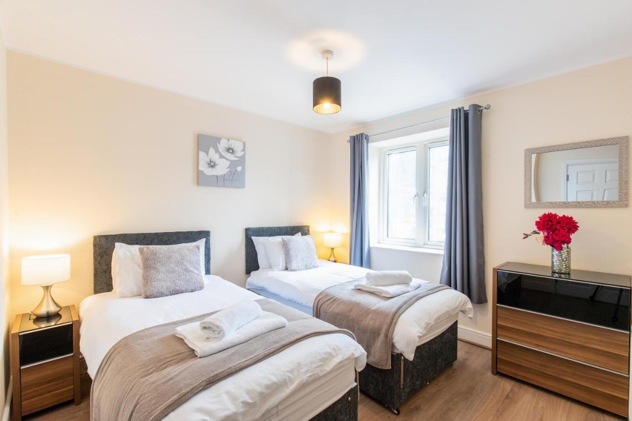 1-Bedroom Apartment With Balcony, Ходесдън Екстериор снимка