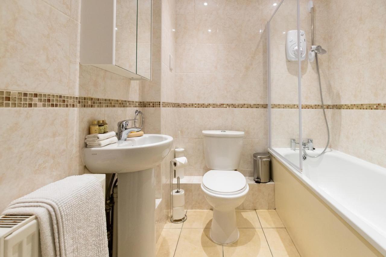 1-Bedroom Apartment With Balcony, Ходесдън Екстериор снимка