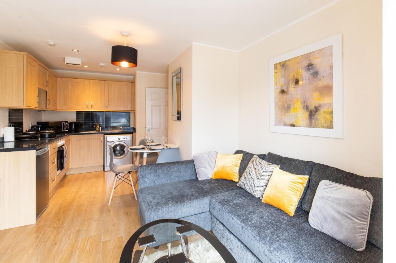 1-Bedroom Apartment With Balcony, Ходесдън Екстериор снимка