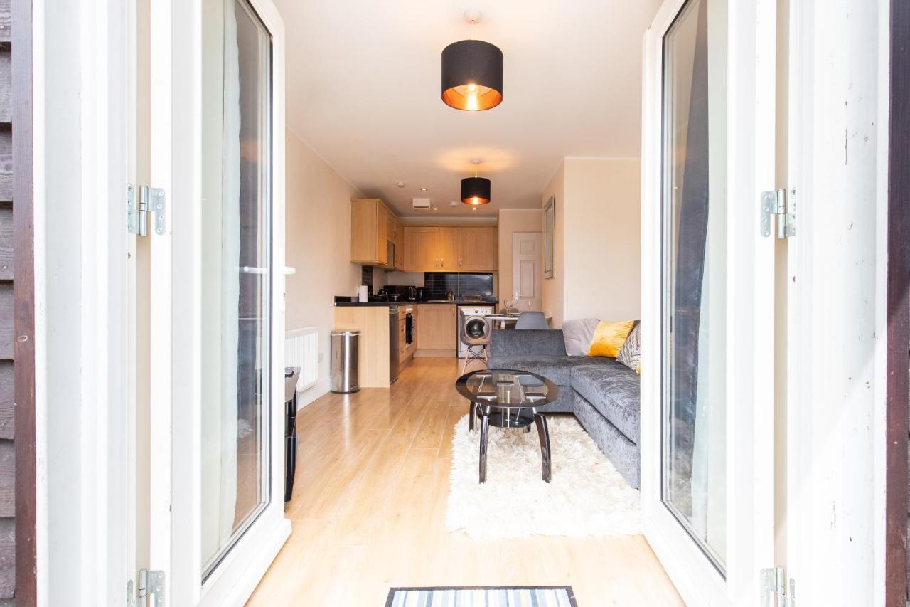 1-Bedroom Apartment With Balcony, Ходесдън Екстериор снимка