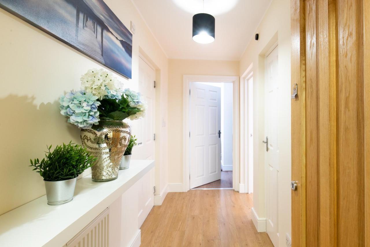 1-Bedroom Apartment With Balcony, Ходесдън Екстериор снимка